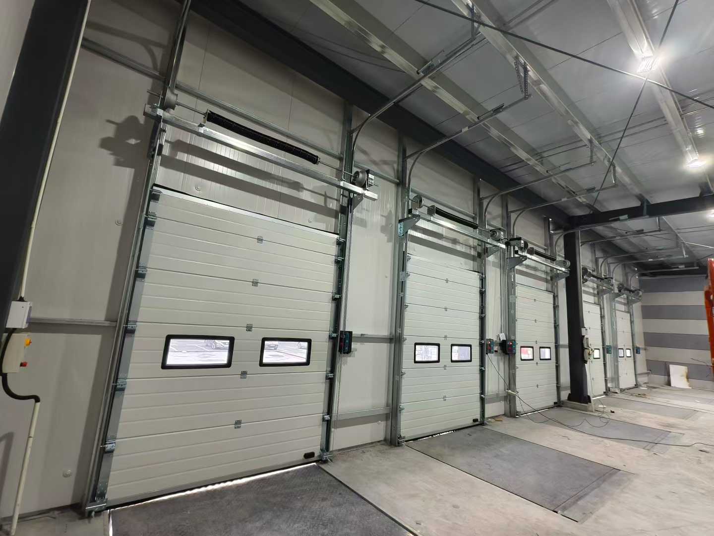 गोदाम परियोजनाहरूका लागि औद्योगिक क्षेत्रीय ढोका र डक लेभलर ढुवानी